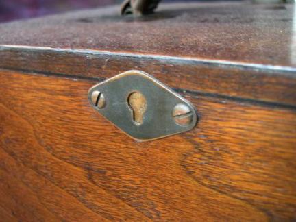 Closeup of an antenna rear mounting clip